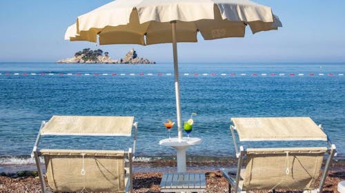 Hotel Palas Petrovac - Poletje v Petrovcu, Petrovac, Črna gora - 494 EUR - 2x nočitev v Standard dvoposteljni sobi z dodatnim ležiščem za 3 osebe, Polpenzion (samopostrežni zajtrk in večerja)