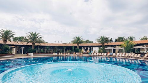 Hotel Slovenska plaža - Poletje v Budvi, Budva, Črna gora - 487 EUR - 2x nočitev v Standard dvoposteljni sobi z dodatnim ležiščem in balkonom za 3 osebe, Polpenzion (samopostrežni zajtrk in večerja)