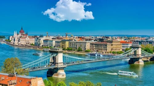 Vikend v Budimpešti, Budimpešta, Madžarska - 134 EUR - Prevoz s turističnim avtobusom na navedeni relaciji za 1 osebo, 1x nočitev v hotelu 3/4* v dvoposteljnih sobah za 1 osebo