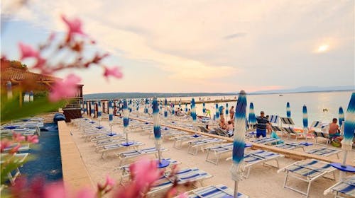 Hotel Selce - Poletje tik ob obali, Selce, Hrvaška - 239 EUR - 2x nočitev v dvoposteljni sobi v mansardi za 2 osebi (1 otrok do 6,99 let brezplačno), Polpenzion
