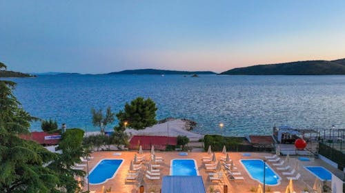 Apartmaji Medena - Pomlad in 1. maj s polpenzionom v čudovitem Trogirju za 4 osebe, Donji Seget, Trogir, Dalmacija, Hrvaška - 522 EUR - 3x nočitev v Superior apartmaju B (4+1) za 4 odrasle osebe (1otrok do 11,99 let brezplačno), Polpenzion