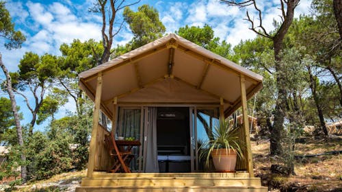Arena One99 Glamping - Pomlad in začetek poletja v Medulinu - Mini logdge, Pula, Istra, Hrvaška - 190 EUR - 2x nočitev v glamping šotoru Mini Lodge za 2 osebi, Turistična taksa