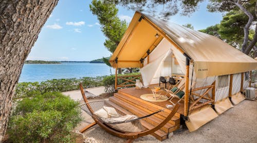 Arena One99 Glamping - Pomlad in začetek poletja v Medulinu - Safari tent, Pula, Istra, Hrvaška - 290 EUR - 2x nočitev v dvosobnem glamping šotoru Safari tent za 2 osebi (2 otroka do 12 let brezplačno), Turistična taksa