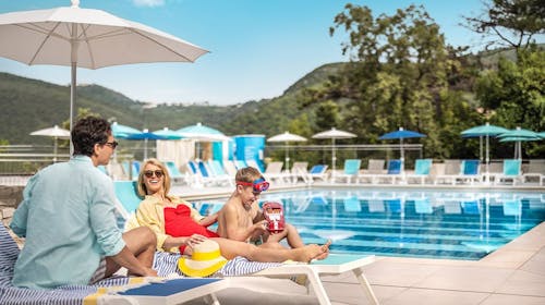 Sunny Rabac by Valamar - Družinski oddih za začetek poletja, Rabac, Istra, Hrvaška - 411 EUR - 2x nočitev v dvoposteljni sobi 2+1 (morska stran) za 2 osebi (1 otrok do 17,99 let brezplačno), Sunny polni penzion