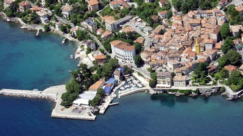 Hotel Park - First minute pomlad in jesen v Lovranu, Lovran, Hrvaška - 240 EUR - 2x nočitev v dvoposteljni sobi morska stran za 2 osebi (1. otrok do 13,99 let in 2. otrok do 2,99 let bivata brezplačno), Polpenzion (zajtrk in večerja)