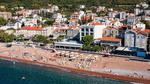 Hotel Riva by Aycon - Družinsko poletje v Petrovcu, Petrovac, Črna gora - 550 EUR - 3x nočitev v dvoposteljni Standard sobi s pogledom na atrij ali pogledom na gore za 2 osebi (1 otrok do 11,99 let brezplačno), Zajtrk