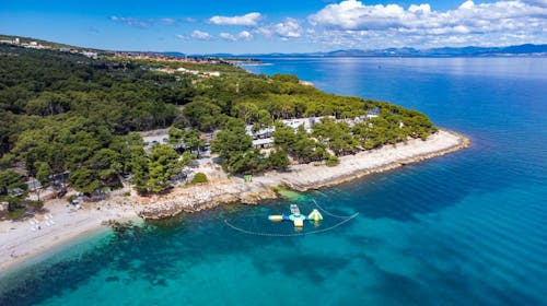 Mobilne hiške Bunja Boutique Camping - Poletni oddih na otoku Brač, Supetar, otok Brač, Dalmacija, Hrvaška - 1500 EUR - 7x nočitev v Premium mobilni hiški (4+2) za do 6 oseb (4 odrasle osebe in 2 otroka do 11,99 let), Uporaba posteljnine in brisač