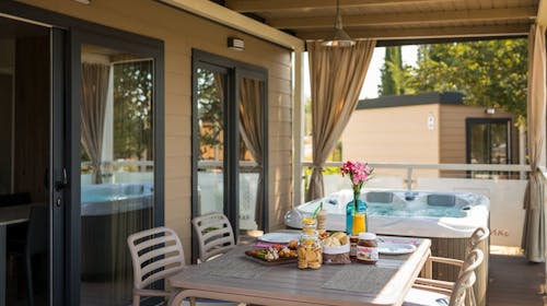 Santa Marina Camping - First minute poletni družinski oddih v mobilnih hiškah z zasebnim jacuzzijem, Poreč, Istra, Hrvaška - 990 EUR - 5x nočitev v Premium Relax mobilni hiški za 4 odrasle osebe (2 otroka do 11,99 let brezplačno), Posteljnina in brisače