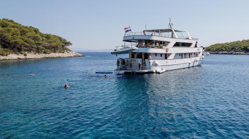 4-dnevno mini križarjenje po Jadranu - Odhod iz Splita - MS Elixir, Split, Dalmacija, Hrvaška - 499 EUR - 4-dnevno križarjenje z ladjo po ruti: Split – Hvar – Biševo – Vis – Milna – Split, 3x nočitev v dvoposteljni kabini spodnja paluba (klima in zasebna kopalnica) na ladji MS Elixir Deluxe kategorije (dolžina 40 m) za 1 osebo