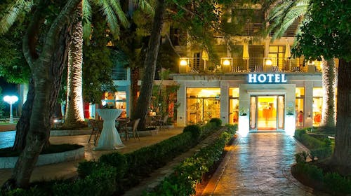 Hotel Rivijera - Družinski oddih v Petrovcu, Petrovac, Črna gora - 183 EUR - 2x nočitev v dvoposteljni Standard sobi za 2 osebi (1 otrok do 11,99 let brezplačno), Polpenzion