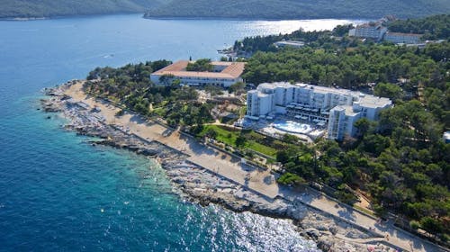 Valamar Sanfior Hotel - Družinski začetek poletja v Rabcu, Rabac, Istra, Hrvaška - 381 EUR - 2x nočitev v sobi „Room for 2+1 Seaside“ za 2 osebi (1 otrok do 11,99 let brezplačno), Polpenzion z vključeno brezalkoholno negazirano pijačo iz avtomata ob obrokih