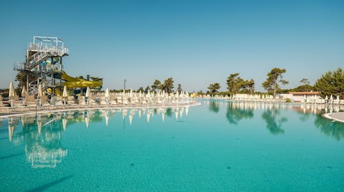 Zaton Holiday Resort - Zabavni oddih v mobilnih hiškah Deluxe, Zaton, Dalmacija, Hrvaška - 129 EUR - 1x nočitev trisobni mobilni hiški Deluxe za do 5 oseb (2 odrasli osebi in 3 otroci do 17,99 let), Uporaba bazenskega kompleksa