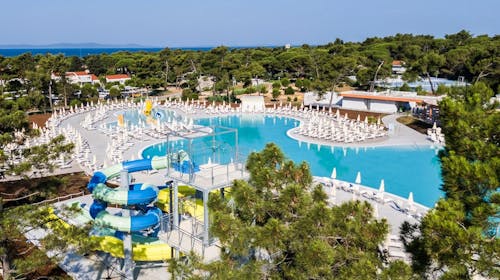 Zaton Holiday Resort - Zabavni družinski oddih v apartmaju Superior s polpenzionom, Zaton, Dalmacija, Hrvaška - 186 EUR - 1x nočitev Superior apartmaju z eno splanico za 2 osebi (2 otroka do 17,99 let brezplačno), Polpenzion (samopostrežni zajtrk in večerja; točena pijača med večerjo)