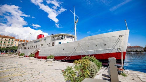 Botel Marina - Družinski oddih na zasidrani ladji na Reki, Rijeka, Kvarner, Hrvaška - 521 EUR - 2x nočitev v štiriposteljni sobi na zasidrani ladji za 4 osebe, Polpenzion