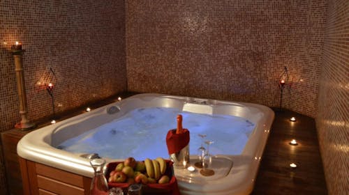 Hotel Medno - Romantično razvajanje z zasebnim najemom wellnessa s hidromasažnim bazenom, Medno, Ljubljana, Slovenija - 55 EUR - 2-urni zasebni zakup sobe Oaza miru s hidromasažnim bazenom in penino za 2 osebi, Souporaba finske in infra-rdeče savne