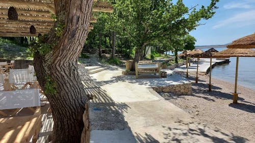 Holiday resort Kačjak - Poletje za družine, Kačjak, Hrvaška - 705 EUR - 5x nočitev v troposteljni sobi z balkonom morska stran za 2 osebi (1 otrok do 11,99 let brezplačno), Polpenzion