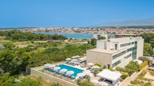 Joel Hotel - Luksuzen oddih v Novalji, Novalja, Pag, Hrvaška - 240 EUR - 2x nočitev v enosobnem apartmaju z balkonom in s pogledom na morje za 2 osebi (1 otrok do 6,99 let brezplačno), Bogat samopostrežni zajtrk