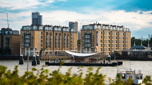 A&O London Docklands Riverside - Eleganten oddih tik ob Temzi, London, Združeno kraljestvo - 79 EUR - 1x nočitev v dvoposteljni Standard sobi ali Family sobi za 2 osebi (2 otroka do 17. leta brezplačno), Samopostrežni zajtrk