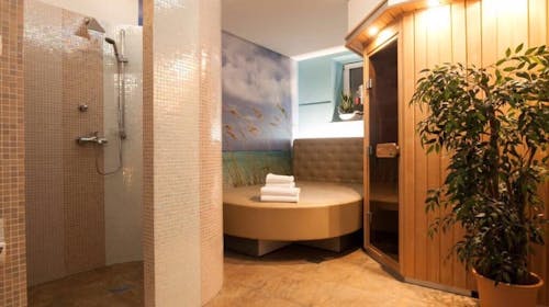 Eco Hotel Center - Zakup savne - Popoldanski termin, Postojna, Slovenija - 50 EUR - 2,5-urna uporaba finske savne za 2 osebi, 2x kozarec ohlajene penine