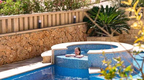 Hotel Sol - Poletje v samem srcu Bola, Bol, otok Brač, Dalmacija, Hrvaška - 585 EUR - 5x nočitev v enosobnem apartmaju z balkonom/s teraso (glede na razpoložljivost) za 2 osebi, Zajtrk