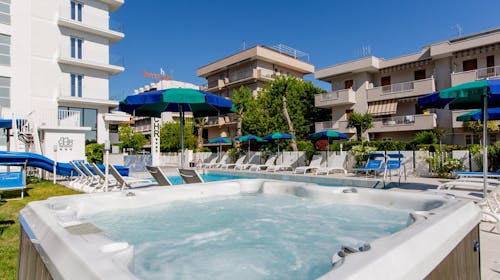 Club Hotel Residence Cesenatico - Oddih v Italiji, Cesenatico, Italija - 1239 EUR - 7x nočitev v štiriposteljni sobi z balkonom za 2 osebi (2 otroka do 14 let in 1 otrok do 2,99 let brezplačno), All inclusive