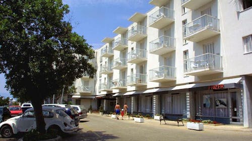 Hoteli Omišalj - Hotel Adriatic - Začetek poletja na Krku, Omišalj, otok Krk, Hrvaška - 285 EUR - 3x nočitev v dvoposteljni sobi za 2 osebi (1. otrok do 7,99 let brezplačno), Polpenzion (samopostrežna zajtrk in večerja z vključeno brezalkoholno pijačo)