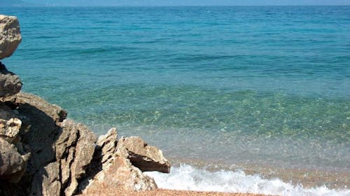Hoteli Omišalj - Hotel Adriatic - Poletje na Krku, Omišalj, otok Krk, Hrvaška - 313 EUR - 3x nočitev v dvoposteljni sobi za 2 osebi (1. otrok do 7,99 let brezplačno), Polpenzion (samopostrežna zajtrk in večerja z vključeno brezalkoholno pijačo)