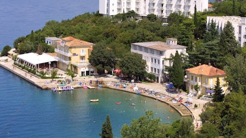 Hoteli Omišalj - Hotel Adriatic - Poletje na Krku, Omišalj, otok Krk, Hrvaška - 730 EUR - 7x nočitev v dvoposteljni sobi za 2 osebi (1. otrok do 7,99 let brezplačno), Polpenzion (samopostrežna zajtrk in večerja z vključeno brezalkoholno pijačo)