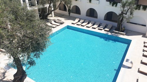 Vile Oliva Petrovac - Oddih za velike družine, Petrovac na Moru, Črna gora - 575 EUR - 3x nočitev v Apartmaju Duplex v vilah (1 zakonska postelja in 2 enojni postelji) za 2 osebi (3 otroci do 11,99 let brezplačno), All inclusive