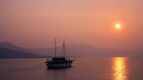 8-dnevno križarjenje po osrednjem Jadranu - Odhod iz Zadra , Zadar, Hrvaška - 599 EUR - 8-dnevno križarjenje z ladjo po ruti: Zadar – Vodice – Slapovi Krke – Šibenik – Primošten – Split – Trogir – otok Drvenik Veli – otok Zlarin – Nacionalni park Kornati – Park prirode Telašćica – otok Ugljan – Zadar, 7x nočitev v dvoposteljni kabini za 1 osebo