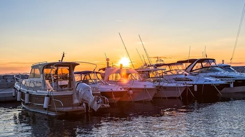 Villa Vinka - Družinski oddih v Tučepih izven glavne sezone, Tučepi, Makarska riviera, Dalmacija, Hrvaška - 272 EUR - 2x nočitev v Comfort sobi z dodatnim ležiščem in balkonom (pogled morje) za 2 osebi (1 otrok do 12 let in 1 otrok do 3 leta brezplačno), Polpenzion