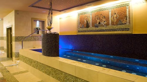Hotel Mirta - Wellness Mirta - 3-urno razvajanje v savnah in jacuzziju, Izola, Slovenija - 22 EUR - 3-urno razvajanje v savnah (finska, infrardeča, bio-zeliščna in tuška savna) in hidromasažnem bazenu (33 stopinj) za 1 osebo, Solni mediteranski piling