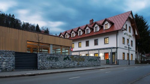 Hotel Triglav Dobrna - Kratki oddih za pare s polpenzionom, Dobrna, Slovenija - 129 EUR - 1x nočitev v dvoposteljni sobi za 2 osebi, Polpenzion