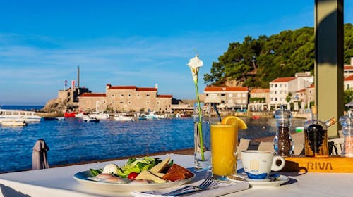 Hotel Riva by Aycon - Družinska pomlad in jesen v Petrovcu, Petrovac, Črna gora - 316 EUR - 3x nočitev v dvoposteljni Standard sobi s pogledom na atrij ali pogledom na gore za 2 osebi (1 otrok do 11,99 let brezplačno), Zajtrk