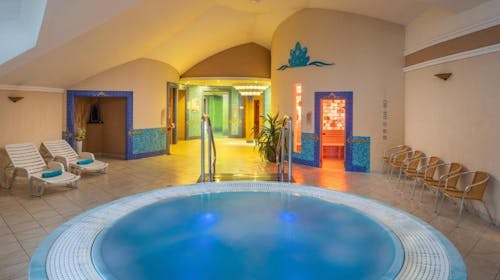 Kristály Hotel Keszthely - Romantični wellness oddih, Keszthely, Madžarska - 369 EUR - 3x nočitev v Deluxe sobi za 2 osebi, Polpenzion