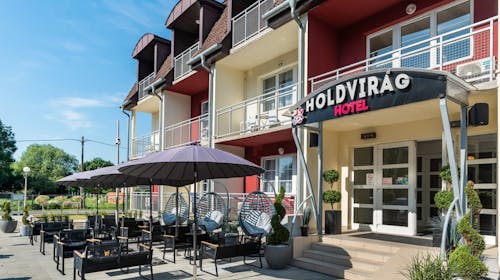 Holdvirag Hotel Sarvar, Sarvar, Madžarska - 164 EUR - 3x nočitev v Standard dvoposteljni sobi za 2 osebi, Zajtrk