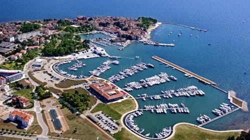 Apartmaji Erica Pineta - Družinska pomlad v Novigradu, Novigrad, Istra, Hrvaška - 145 EUR - 3x nočitev v dvosobnem apartmaju Erica Lux s teraso ali z dvoriščem (glede na razpoložljivost) za do 4 osebe (2 odrasli osebi in 2 otroka), Posteljnina in brisače