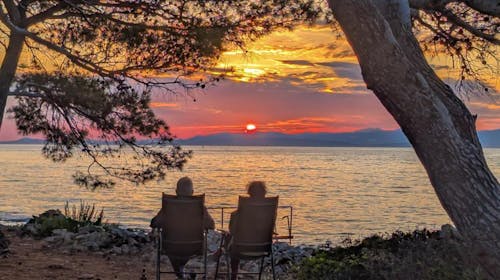 Mobilne hiške Bunja Boutique Camping - Poletni oddih na otoku Brač, Supetar, otok Brač, Dalmacija, Hrvaška - 419 EUR - 4x nočitev v Premium mobilni hiški (4+2) za do 6 oseb (4 odrasle osebe in 2 otroka do 11,99 let), Uporaba posteljnine in brisač