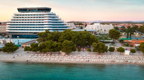 Hotel Olympia Sky - Ekskluzivna družinska ponudba za maj in junij, Vodice, Dalmacija, Hrvaška - 694 EUR - 2x nočitev v Premium Suite s teraso in pogledom na morje za 2 osebi (2 otroka do 17,99 let brezplačno), Polpenzion