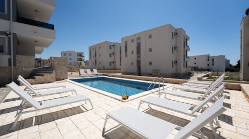 Meridian Pool Residences - Oddih na Pagu, Novalja, Pag, Dalmacija, Hrvaška - 255 EUR - 3x nočitev v dvosobnem apartmaju (4+2) za 6 oseb, Uporaba zunanjega bazena