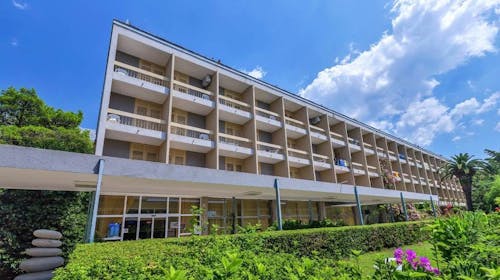 Alemaris Resort - Pozdrav poletju v prenovljenem hotelu, Baška Voda, Makarska rivijera, Hrvaška - 319 EUR - 3x nočitev v Standard dvoposteljni sobi z balkonom za 2 osebi (1 otrok do 11,99 let in 1 otrok do 2,99 let brezplačno), Polpenzion (samopostrežni zajtrk in večerja)