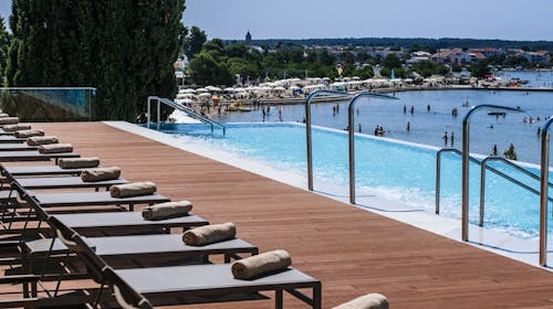 Zaton Holiday Resort - Zabavni oddih v mobilnih hiškah Deluxe s polpenzionom, Zaton, Dalmacija, Hrvaška - 193 EUR - 1x nočitev trisobni mobilni hiški Deluxe za do 5 oseb (2 odrasli osebi in 3 otroci do 17,99 let), Polpenzion (samopostrežni zajtrk in večerja; točena pijača med večerjo)