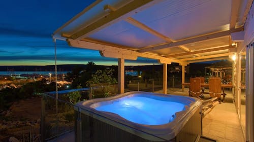 Holiday homes Kanajt - Wellness razvajanje na Krku med tednom - Holiday Homes Deluxe z jacuzzijem, Punat, otok Krk, Hrvaška - 477 EUR - 2x nočitev v Holiday Homes Deluxe (4+2) z jacuzzijem za 4 osebe, Bogat samopostrežni zajtrk