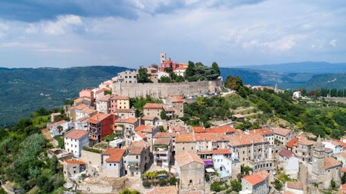 Casa Rossa - Pravljični oddih v Motovunu, Motovun, Istra, Hrvaška - 88 EUR - 1x nočitev v dvoposteljni sobi za 2 osebi, Bogat istrski zajtrk iz izbranih lokalnih sestavin za 2 osebi