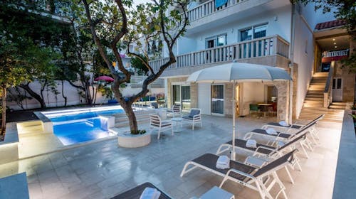 Villa Katarina - Spomladanski oddih v Studio Comfort apartmaju v Makarski, Makarska, Makarska riviera, Dalmacija, Hrvaška - 150 EUR - 2x nočitev v Studio Comfort apartmaju s pogledom na bazen za 2 osebi (1 otrok do 11,99 let brezplačno), Uporaba zunanjega ogrevanega bazena ter dvorišča z ležalniki in senčniki