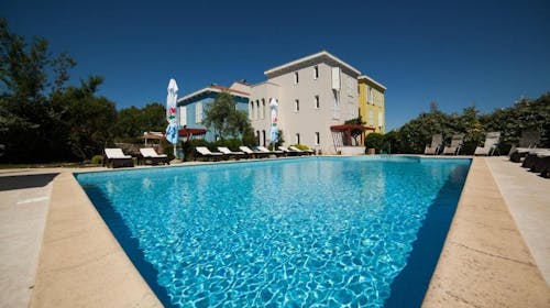 Hotel Manora - Oddih na Malem Lošinju, Nerezine, Mali Lošinj, Hrvaška - 249 EUR - 2x nočitev v dvoposteljni Standard sobi za 2 osebi (1 otrok do 11,99 let in 1 otrok do 2,99 let brezplačno), Bogat in hranljiv samopostrežni zajtrk