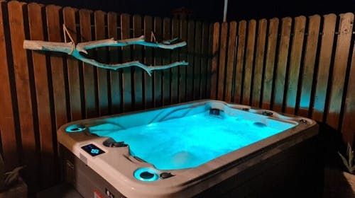 Casa Villanova Romance - Oddih v avtohtoni kamniti hiši z zunanjim jacuzijem, Sečovlje, Slovenija - 169 EUR - 2x nočitev v tipični istrski hiški Casa Villanova Romance za 2 osebi, Neomejena uporaba zunanjega wellnessa (jacuzzi)