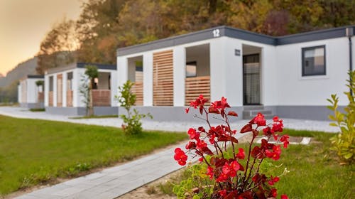 Kamp Terme Jezerčica - Spomladansko sproščanje v mobilnih hiškah med vikendom, Donja Stubica, Hrvaška - 294 EUR - 2x nočitev v mobilni hiški "Exclusive 4+2" za 2 osebi (2 otroka do 4,99 let brezplačno), Neomejena uporaba notranjih in zunanjih bazenov