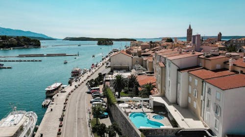 Hotel International - Začetek poletja na Rabu, Rab, Hrvaška - 550 EUR - 5x nočitev v dvoposteljni sobi s pogledom na mesto ali morje (odvisno od razpoložljivosti) za 2 osebi (1 otrok do 6. leta brezplačno), Polpenzion