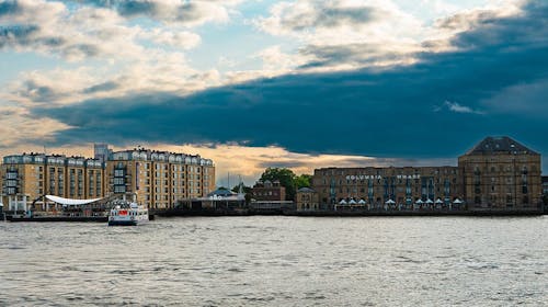 A&O London Docklands Riverside - Eleganten oddih tik ob Temzi, London, Združeno kraljestvo - 158 EUR - 2x nočitev v dvoposteljni Standard sobi ali Family sobi za 2 osebi (2 otroka do 17. leta brezplačno), Samopostrežni zajtrk